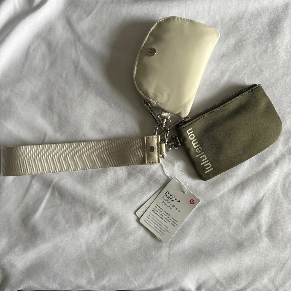52🆕🤍 Lululemon Dual Pouch Wristlet - Grey Sage White Opal